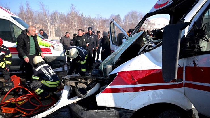 erzurumda-ambulans-ile-birlikte-iki-ayri-noktada-4-aracin-karistigi-trafik-kazasinda-biri-agir-9-kisi-yaralandi-2.jpg