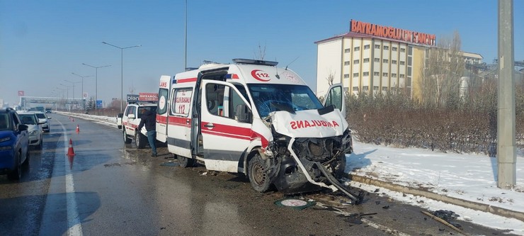 erzurumda-ambulans-ile-birlikte-iki-ayri-noktada-4-aracin-karistigi-trafik-kazasinda-biri-agir-9-kisi-yaralandi-3.jpg