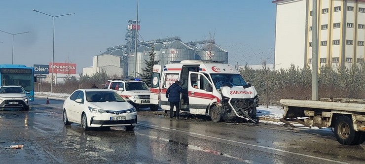 erzurumda-ambulans-ile-birlikte-iki-ayri-noktada-4-aracin-karistigi-trafik-kazasinda-biri-agir-9-kisi-yaralandi-4.jpg