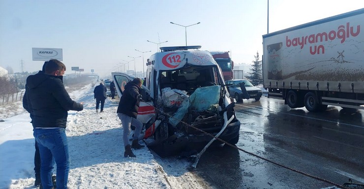 erzurumda-ambulans-ile-birlikte-iki-ayri-noktada-4-aracin-karistigi-trafik-kazasinda-biri-agir-9-kisi-yaralandi-5.jpg