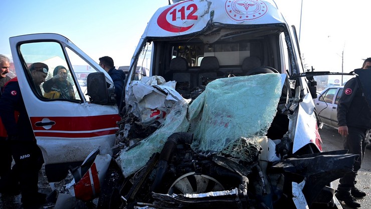 erzurumda-ambulans-ile-birlikte-iki-ayri-noktada-4-aracin-karistigi-trafik-kazasinda-biri-agir-9-kisi-yaralandi-8.jpg