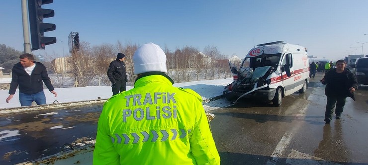 erzurumda-ambulans-ile-birlikte-iki-ayri-noktada-4-aracin-karistigi-trafik-kazasinda-biri-agir-9-kisi-yaralandi-9.jpg