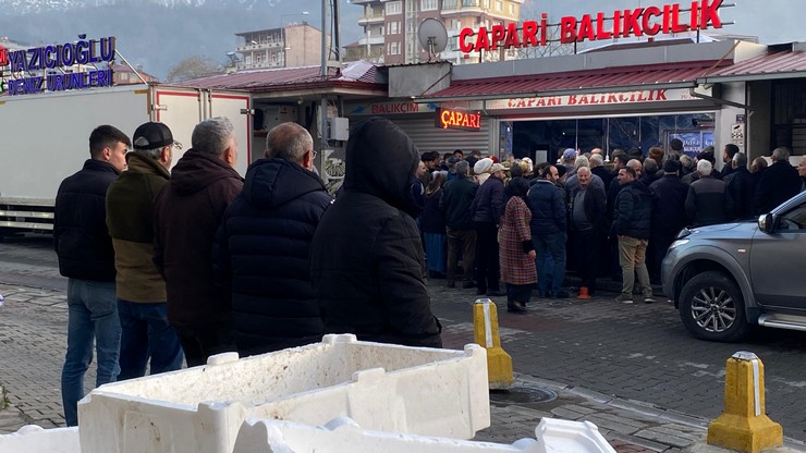 artvinin-hopa-ilcesinde-bir-balikci-esnafi-hamsiyi-kilosu-30-liradan-satinca-yaklasik-6-tonluk-400-kasa-hamsi-3-saat-gibi-kisa-bir-surede-tukendi-8.jpg