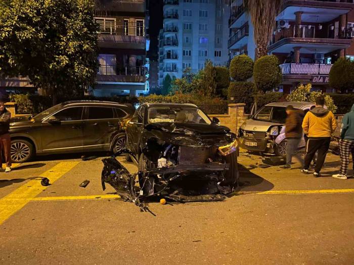 Seyir Halindeyken Bir Başka Araca Çarpıp Kaçtı, Ortalık Savaş Alanına Döndü