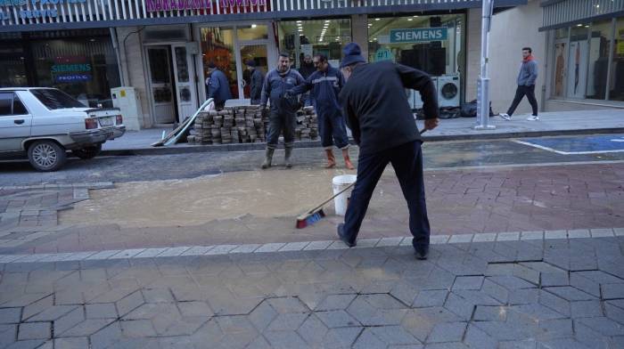 Gümüşhane’de Ana Su Borusu Patladı, Fışkıran Suyun Boyu Apartmanları Aştı