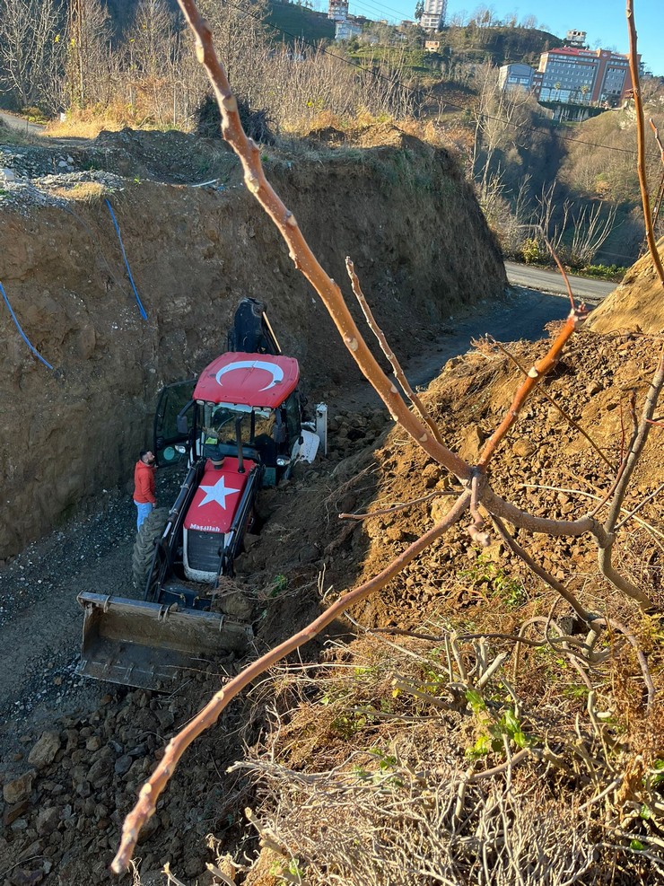 rizede-mezarlik-yolu-faciasi-is-makinesi-operatoru-olumden-dondu-1.jpg