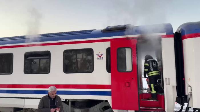 Turistik Doğu Ekspresi Vagonunda Çıkan Yangına İtfaiye Müdahale Etti