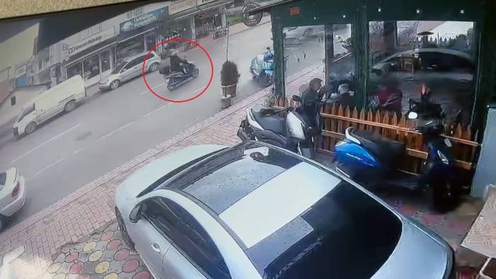 Direksiyon Hakimiyetini Kaybeden Motosikletli Yere Düştü