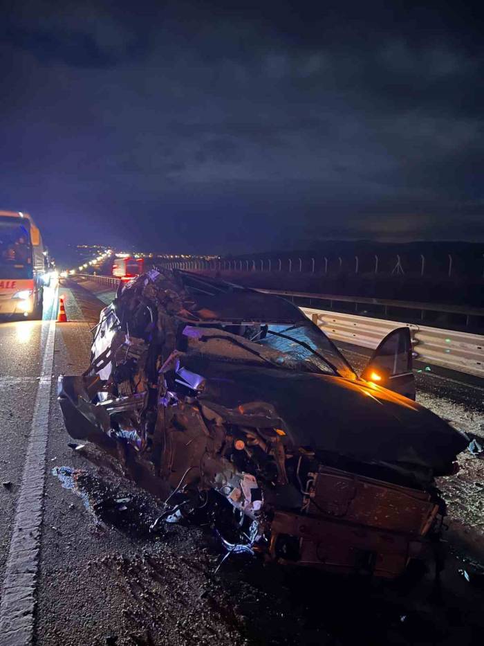 Park Halindeki Tıra Çarpıp Hurdaya Dönen Araç Sürücüsü Yaralandı