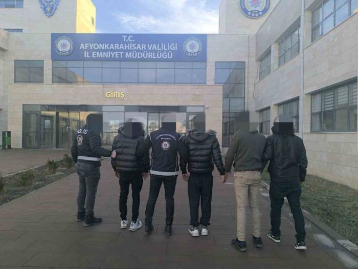 Polisin Yaptığı 4 Düzensiz Göçmen Operasyonunda 2 Kişi Tutuklandı