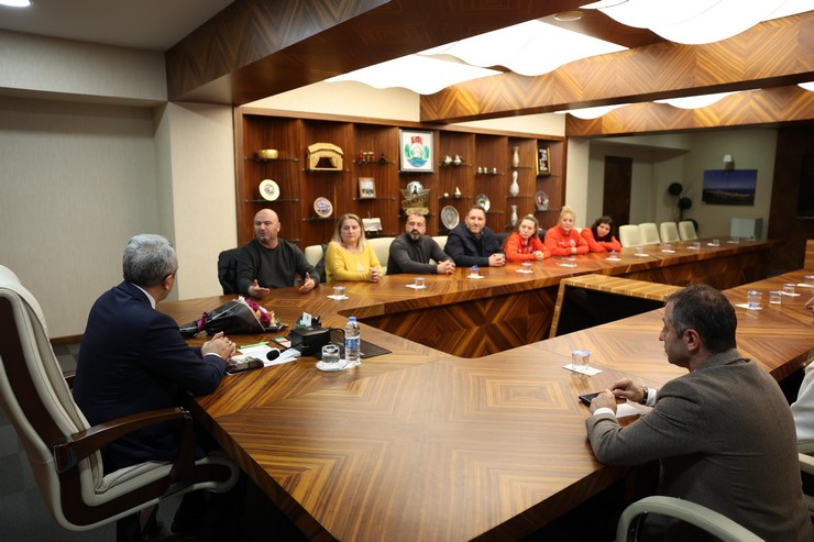 ardesen-belediyesi-kadin-hentbol-takimi-play-off-maclari-oncesinde-rize-valisi-ihsan-selim-baydasi-ziyaret-etti-1.jpg