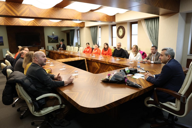 ardesen-belediyesi-kadin-hentbol-takimi-play-off-maclari-oncesinde-rize-valisi-ihsan-selim-baydasi-ziyaret-etti-4.jpg