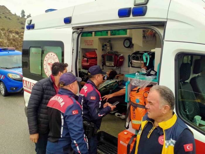 Yolcu Minibüsü İle Pickup Kafa Kafaya Çarpıştı; 5 Yaralı