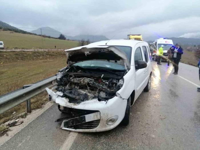 Isparta’da Midibüs İle Sivil Polis Aracı Çarpıştı: 2 Polis Yaralı