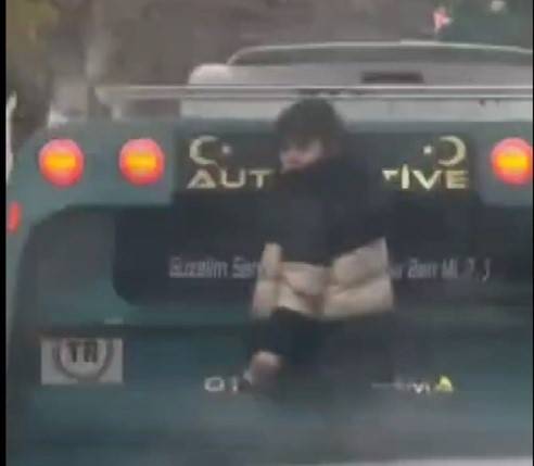 İzmir’de Çekici Kasasında Çocuk Taşıyan Sürücü Yakalandı