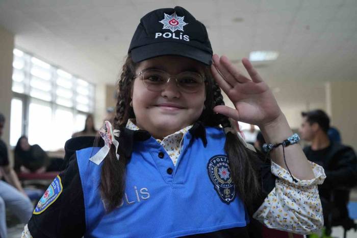 Polislik Hayaliyle Büyüyen Esin, O Günü Yaşadı: Sevinç Gözyaşlarını Tutamadı
