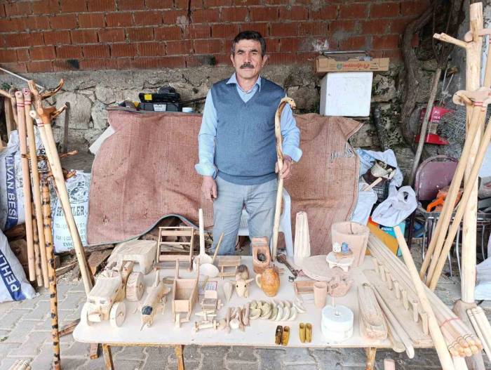 Usta Elleriyle Ağaca Şekil Veriyor