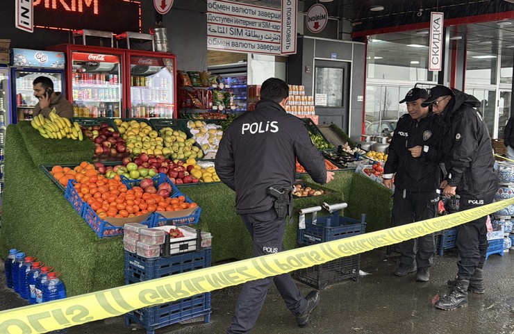 rizede-tartistigi-market-calisanini-silahla-yaralayan-kadin-gozaltina-alindi-olay-yerine-polis-ekipleri-sevk-edildi-2.jpg