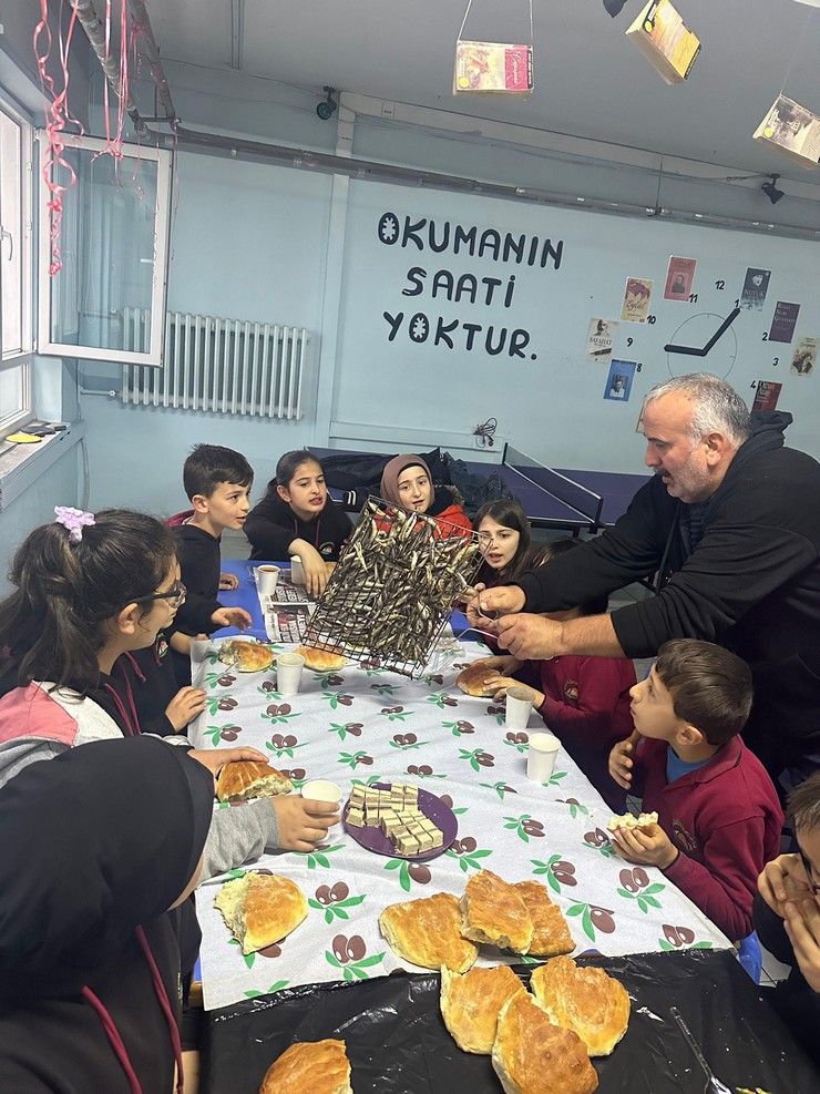 kalkandere-dagdibi-okulunda-geleneksel-hamsi-festivali-coskusu-1.jpg