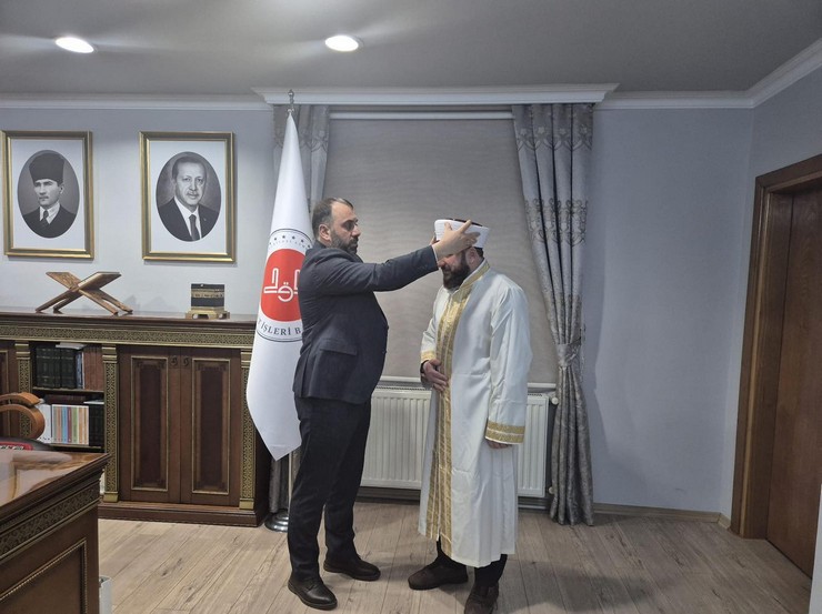 diyanet-akademisinden-mezun-olup-rizeye-yeni-atanan-din-gorevlileri-cubbe-sarik-giydirme-merasimi-ile-gorevlerine-basladi-2.jpg