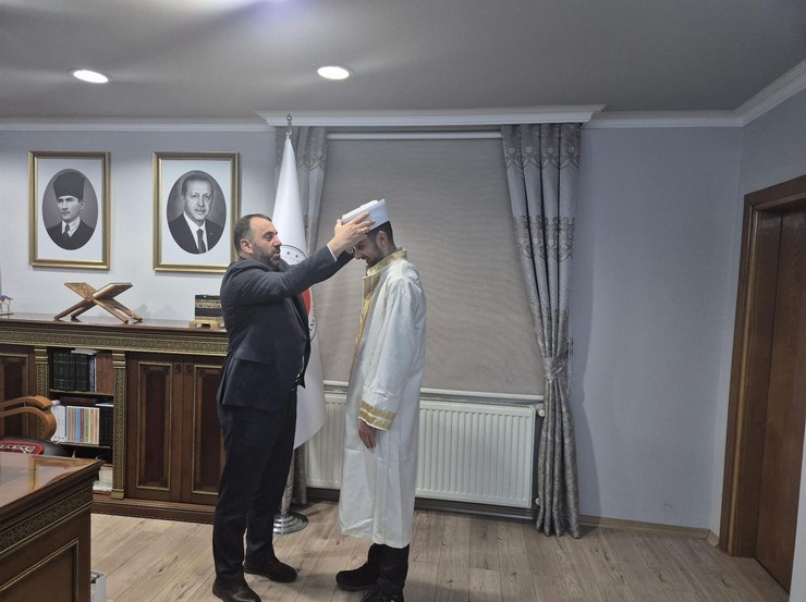 diyanet-akademisinden-mezun-olup-rizeye-yeni-atanan-din-gorevlileri-cubbe-sarik-giydirme-merasimi-ile-gorevlerine-basladi-5.jpg