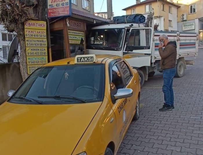 Frenleri Boşalan Kamyon Taksi Durağına Daldı