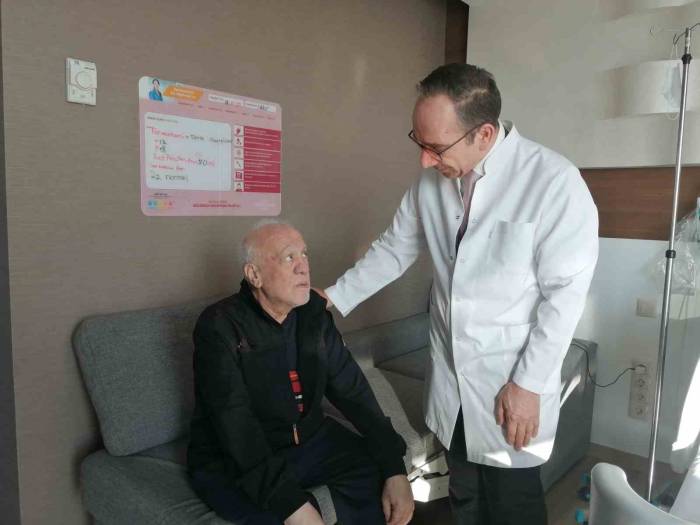 Midesi Ve Yemek Borusunun Yarısı Alındı, Hayata Tutundu