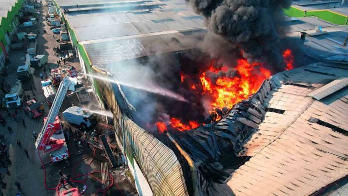 Adana’da Geri Dönüşüm Fabrikasındaki Yangın Havadan Görüntülendi