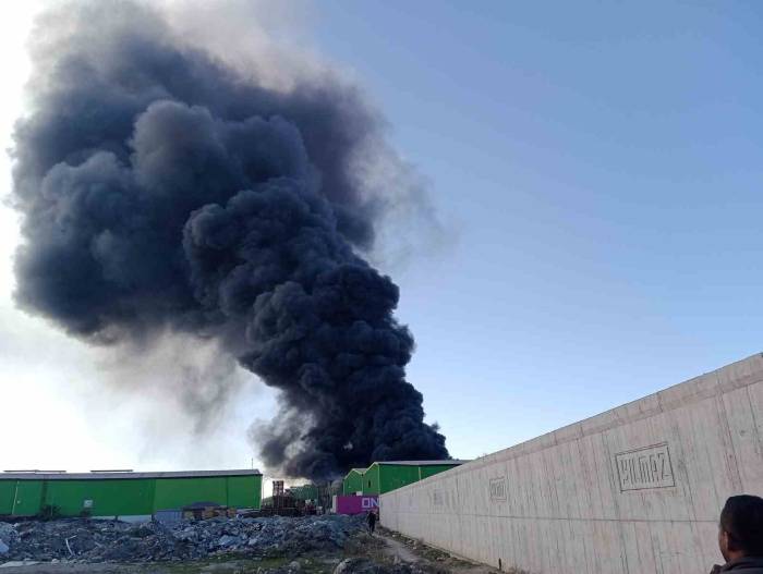 Adana’da Geri Dönüşüm Fabrikasında Yangın