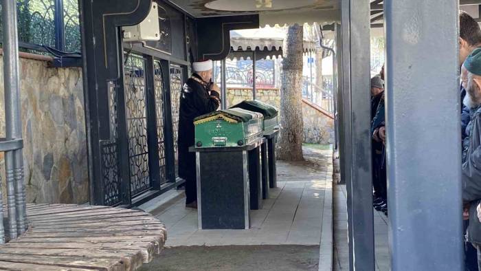 Baltayla Öldürülmüştü, Defnedildi