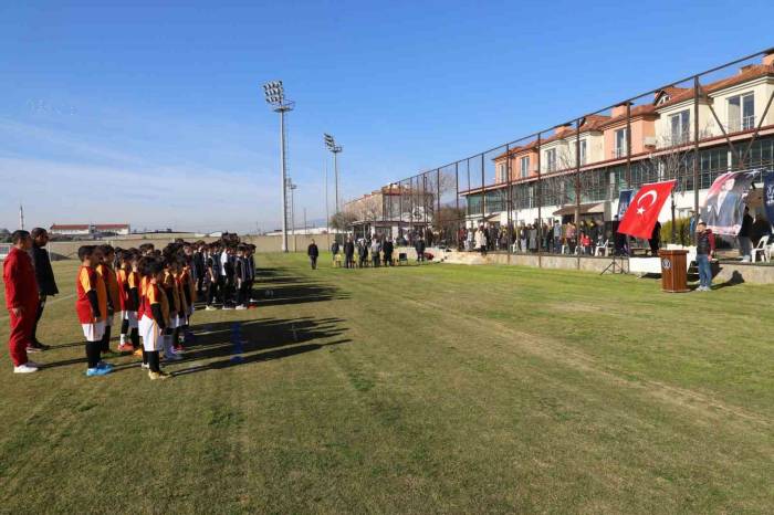 Başkan Tetik 2025 Sömestr Cup Futbol Şenliği’nde Sporcularla Buluştu