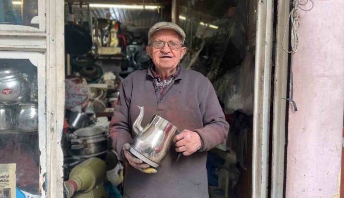 Ekmeğini 39 Yıldır Çaydanlıktan Kazanıyor