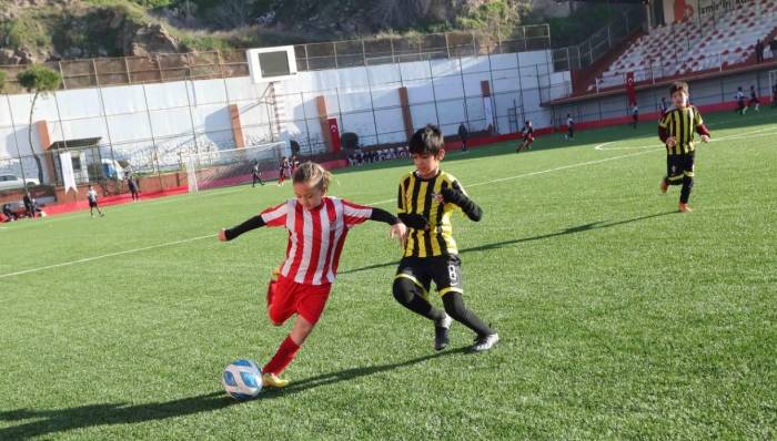 Bayraklı’da U-10 Cup Futbol Turnuvası Başladı