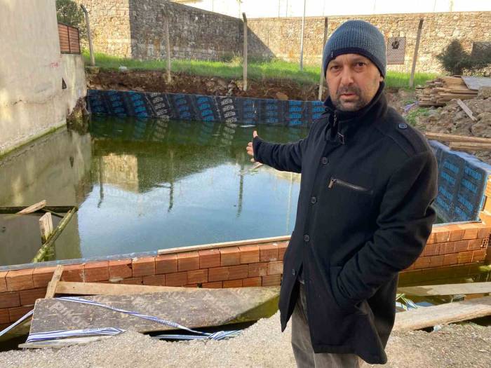 Buca’da Su Biriken İnşaat Temeli Tehlike Saçıyor