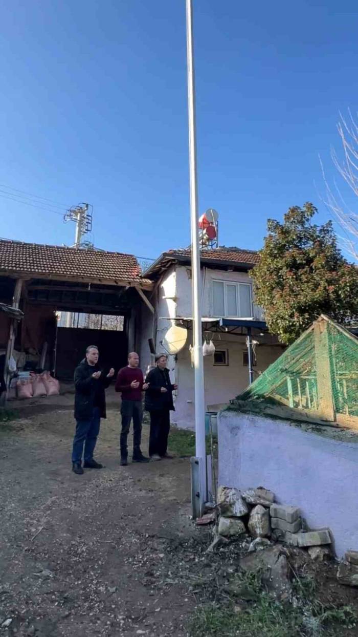 İnegöl’de Bir Evin Bahçesinde Şehit Mezarları Bulunuyor