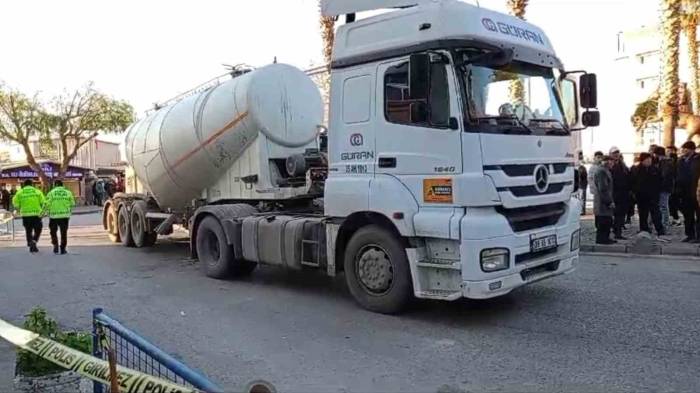 İzmir’de Tırın Çarptığı 2 Kadın Hayatını Kaybetti