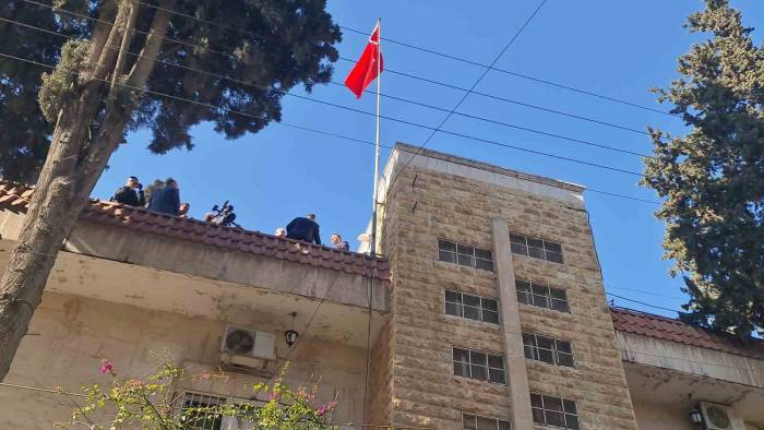 Halep Başkonsolosluğu’nda Türk Bayrağı Göndere Çekildi