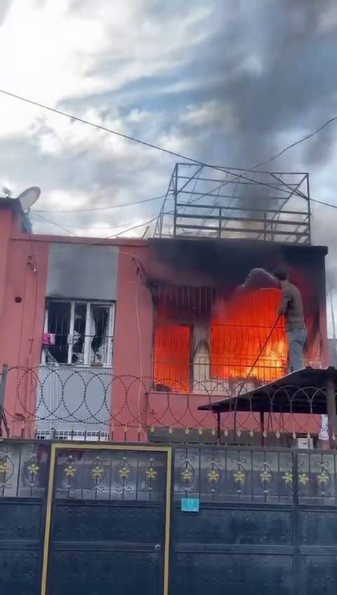 Alev Alev Yanan Eve Hortumla Müdahale