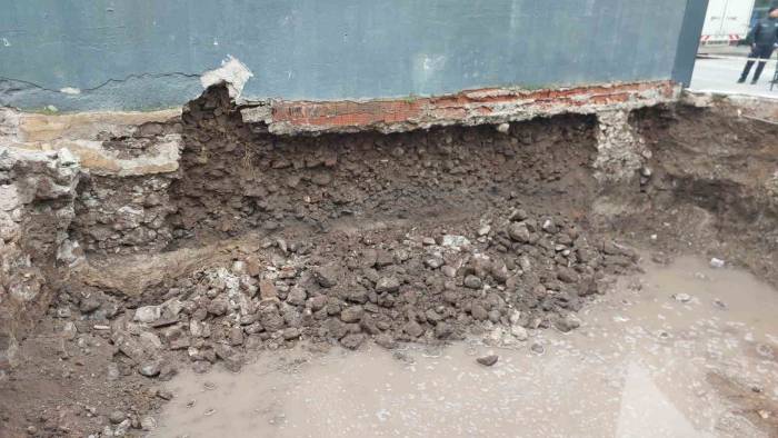 Balıkesir’de Temel Kazma İşlemi Sırasında Başka Bir Binanın Temeli Zarar Gördü