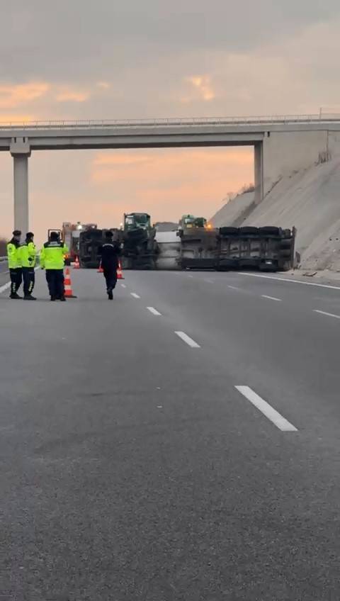Tanker Devrildi, Bursa İzmir Otobanı Trafiğe Kapandı