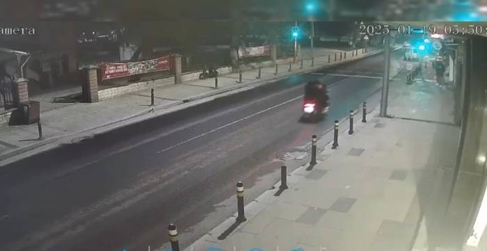 Fatih’te İş Yerine Silahlı Saldırı Kamerada: Şüpheliler Kısa Sürede Yakalandı