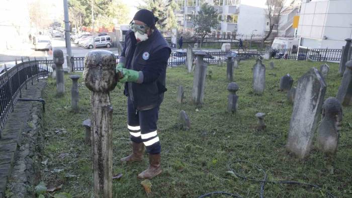 Tarihi Mezar Taşlarının Bakım Ve Temizliği Yapılıyor