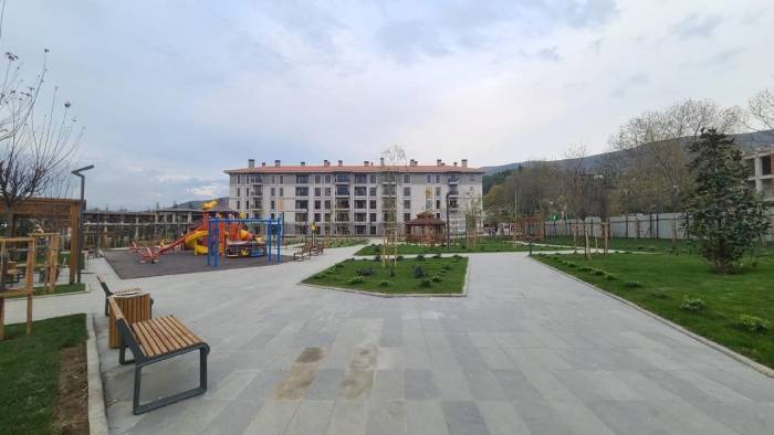 Arnavut Depremzedeler Türkiye’nin İnşa Ettiği Evlerde Huzurlu Bir Yaşam Sürdürüyor