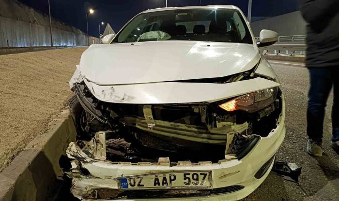 Lastiği Patlayan Otomobil Bariyere Çarptı: 1 Yaralı