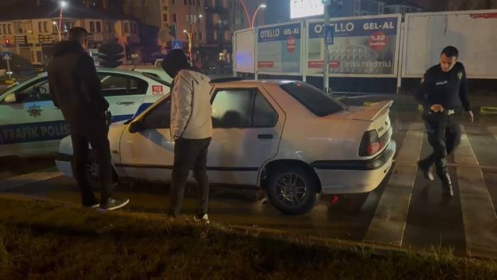 Polisten Kaçan Sürücü, Polis Aracına Çarparak Durdu