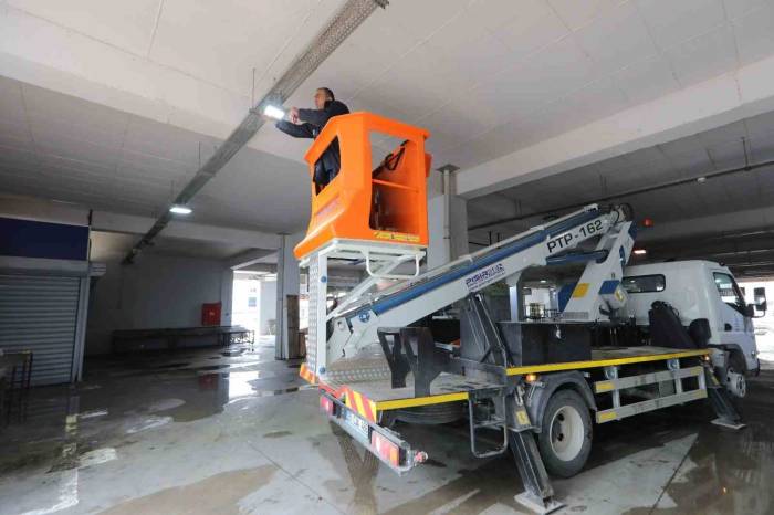 Bayraklı’nın Pazar Yerlerinde Aydınlatma Çalışması