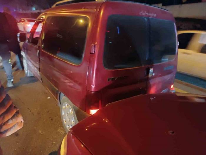 Arabayı Otoyolda Geri Kaçırıp Arkadaki Araca Çarptı, Polisler Gelince İnkar Etti