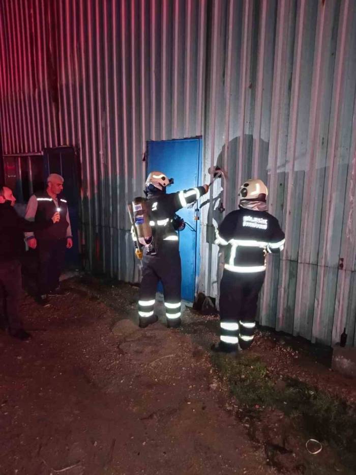 Bilecik’te Bir Fabrikanın Hurdalık Deposunda Yangın Çıktı