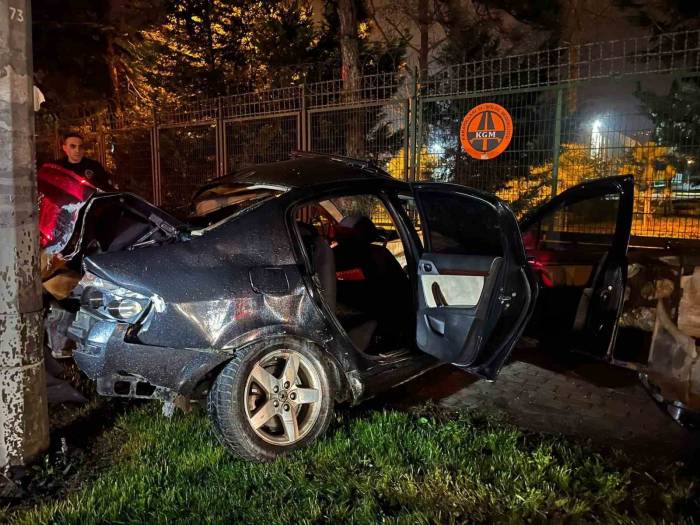 Trafikte Makas Atan Araç Önce Ağaca, Ardından Aydınlatma Direğine Çarptı: 2 Ağır Yaralı