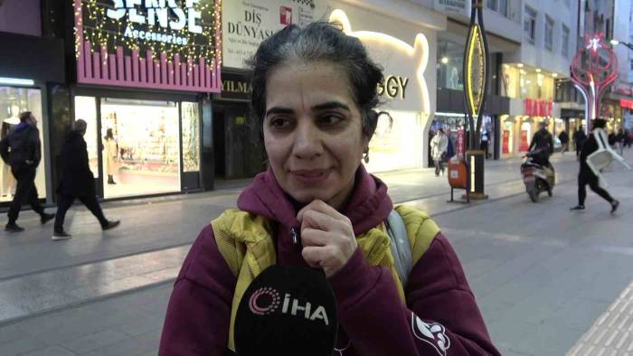 Yemeğini Sokak Köpeği İle Paylaşan Kadın Yürekleri Isıttı